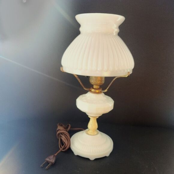 Vintage opaline glass and brass table lamp - Picture 1 of 6